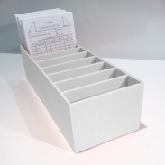 Białe pudełko na karty czytelnika z przegródkami 