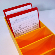 Żółte pudełko na karty czytelnika z przegródkami - wykonane z PCV