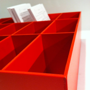 Pudełko w kolorze czerwonym z dwunastoma przegródkami
