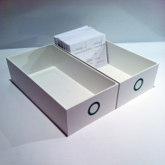 Pudełko/skrzynka na rewersy w kolorze białym.