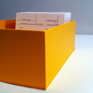 Wykonane z PCV pudełko na rewersy lub monity w kolorze żółtym.