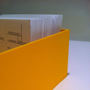 Pudełko na rewersy, monity w kolorze żółtym.