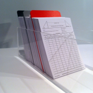 Pudełko na karty czytelnika wykonane z bezbarwnej plexi.