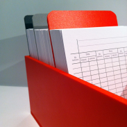 Pudełko na karty czytelnika w kolorze czerwonym.