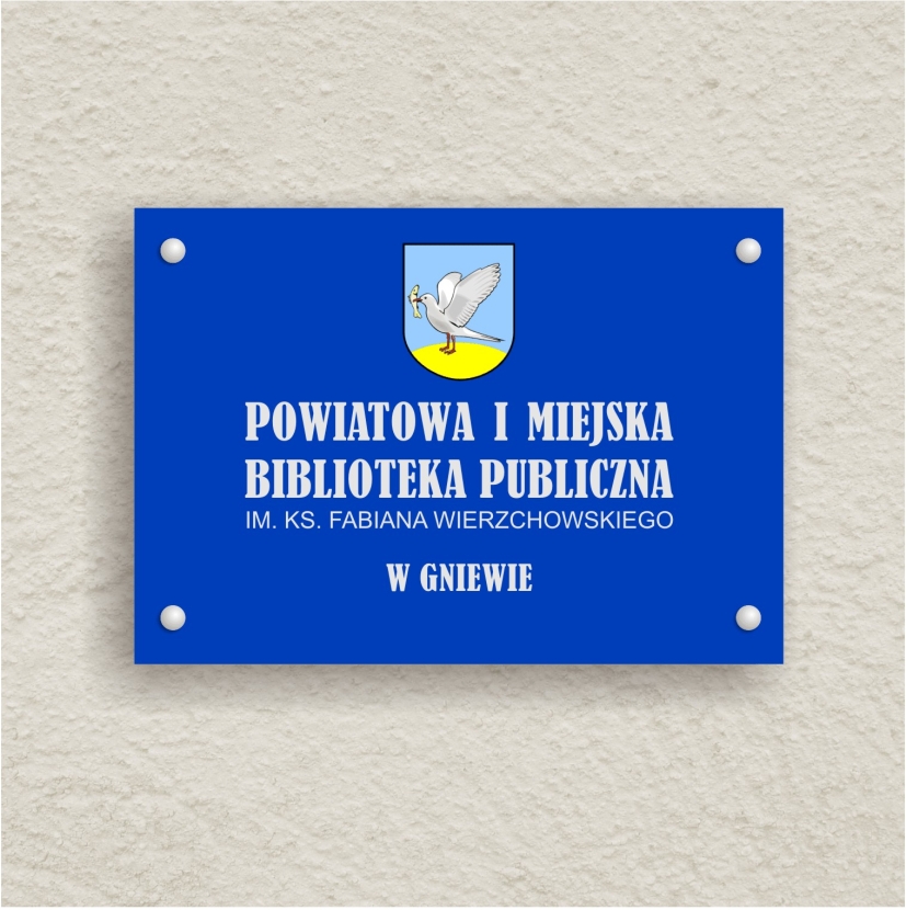 Zewnętrzna tablica informacyjna z logo instytucji.